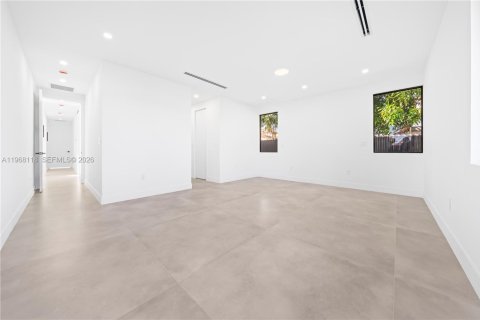 Casa en venta en Miami, Florida, 4 dormitorios, 297.29 m2 № 2031926 - foto 30