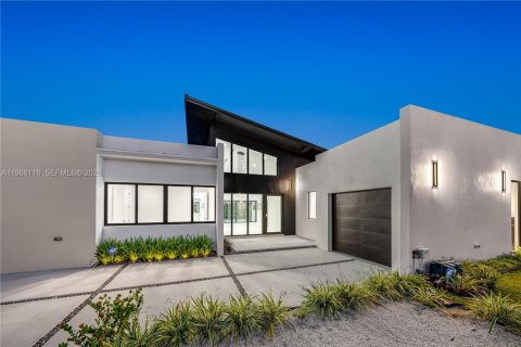 Casa en venta en Miami, Florida, 4 dormitorios, 297.29 m2 № 2031926 - foto 3