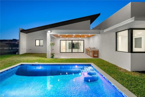 Casa en venta en Miami, Florida, 4 dormitorios, 297.29 m2 № 2031926 - foto 4