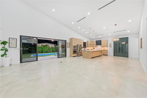 Casa en venta en Miami, Florida, 4 dormitorios, 297.29 m2 № 2031926 - foto 9