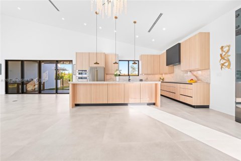 Casa en venta en Miami, Florida, 4 dormitorios, 297.29 m2 № 2031926 - foto 12