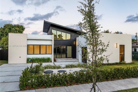Casa en venta en Miami, Florida, 4 dormitorios, 297.29 m2 № 2031926 - foto 6