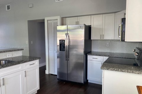 House in Miami, Florida 3 bedrooms, 150.41 sq.m. № 1956972 - photo 18