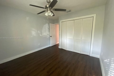 House in Miami, Florida 3 bedrooms, 150.41 sq.m. № 1956972 - photo 13