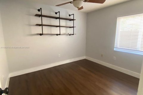 House in Miami, Florida 3 bedrooms, 150.41 sq.m. № 1956972 - photo 11