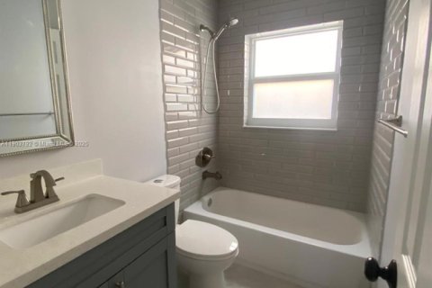 House in Miami, Florida 3 bedrooms, 150.41 sq.m. № 1956972 - photo 9