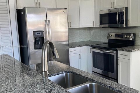 House in Miami, Florida 3 bedrooms, 150.41 sq.m. № 1956972 - photo 14