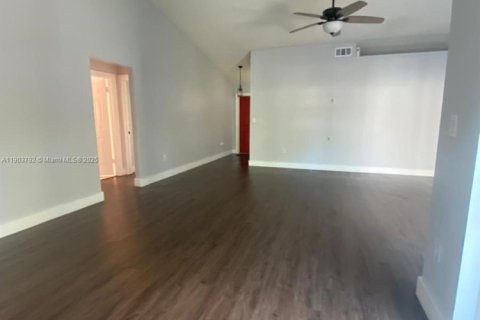 House in Miami, Florida 3 bedrooms, 150.41 sq.m. № 1956972 - photo 6