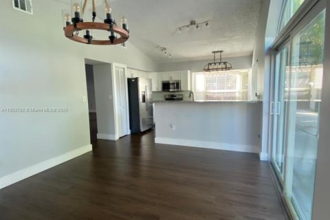 House in Miami, Florida 3 bedrooms, 150.41 sq.m. № 1956972 - photo 12