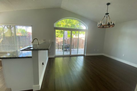 House in Miami, Florida 3 bedrooms, 150.41 sq.m. № 1956972 - photo 10