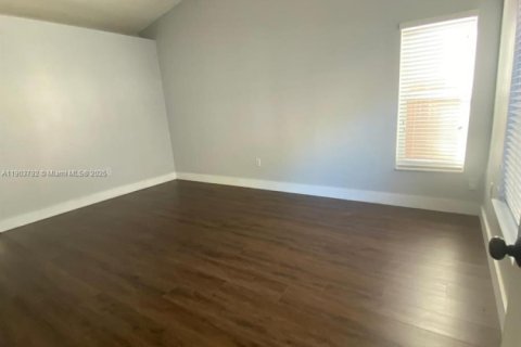 House in Miami, Florida 3 bedrooms, 150.41 sq.m. № 1956972 - photo 5