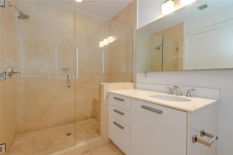 Condominio en alquiler en Miami, Florida, 3 dormitorios, 184.6 m2 № 1888801 - foto 24