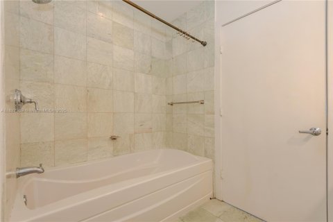 Condominio en alquiler en Miami, Florida, 3 dormitorios, 184.6 m2 № 1888801 - foto 16