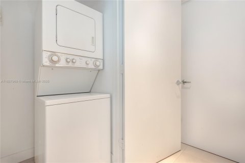 Condominio en alquiler en Miami, Florida, 3 dormitorios, 184.6 m2 № 1888801 - foto 25