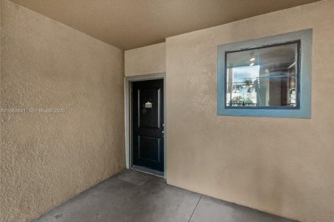 Copropriété à vendre à Davenport, Floride: 3 chambres № 2043705 - photo 2