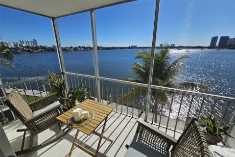 Copropriété à louer à Aventura, Floride: 1 chambre, 71.35 m2 № 1995147 - photo 1