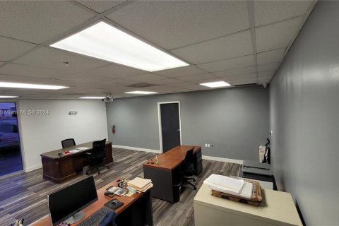 Propiedad comercial en alquiler en Medley, Florida № 1007339 - foto 1