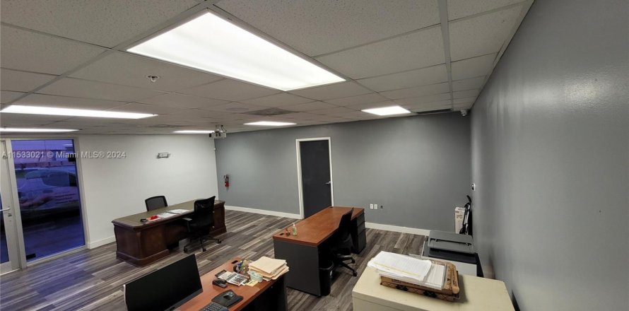 Propiedad comercial en Medley, Florida № 1007339