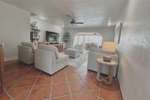House in Redington Shores, Florida 2 bedrooms, 156.91 sq.m. № 1876809 - photo 19