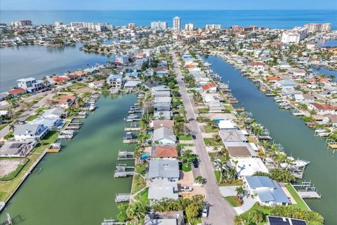 House in Redington Shores, Florida 2 bedrooms, 156.91 sq.m. № 1876809 - photo 10