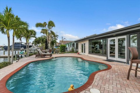 House in Redington Shores, Florida 2 bedrooms, 156.91 sq.m. № 1876809 - photo 12