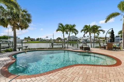 House in Redington Shores, Florida 2 bedrooms, 156.91 sq.m. № 1876809 - photo 11