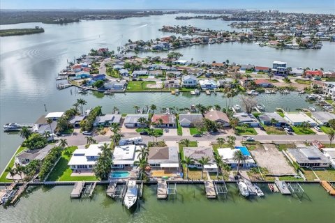 House in Redington Shores, Florida 2 bedrooms, 156.91 sq.m. № 1876809 - photo 9