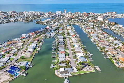 House in Redington Shores, Florida 2 bedrooms, 156.91 sq.m. № 1876809 - photo 5