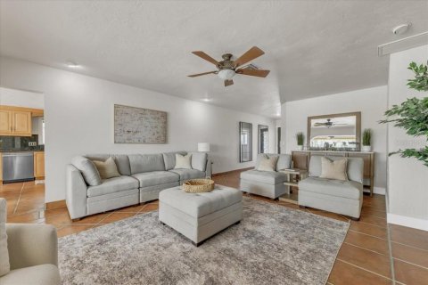 House in Redington Shores, Florida 2 bedrooms, 156.91 sq.m. № 1876809 - photo 16