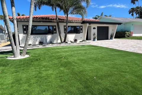 House in Redington Shores, Florida 2 bedrooms, 156.91 sq.m. № 1876809 - photo 3