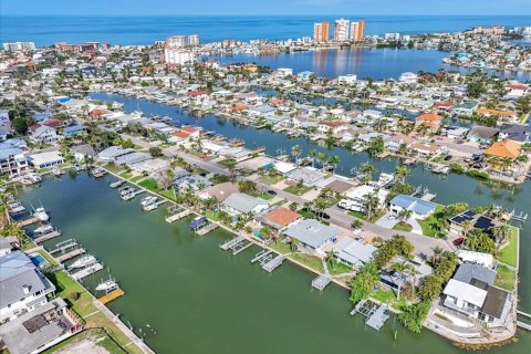 House in Redington Shores, Florida 2 bedrooms, 156.91 sq.m. № 1876809 - photo 8