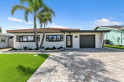 House in Redington Shores, Florida 2 bedrooms, 156.91 sq.m. № 1876809 - photo 1