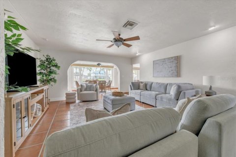 House in Redington Shores, Florida 2 bedrooms, 156.91 sq.m. № 1876809 - photo 18