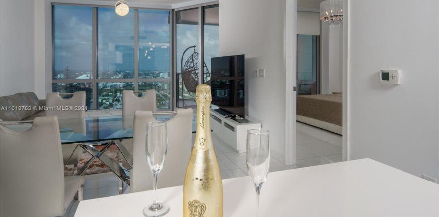 Кондоминиум с 2 спальнями в Майами, Флорида № 2025398