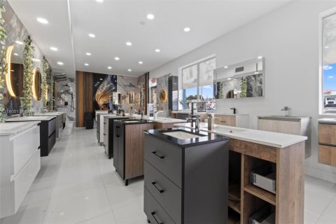 Commercial property in Hialeah, Florida № 1981825 - photo 8