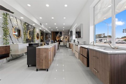 Commercial property in Hialeah, Florida № 1981825 - photo 7