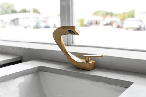 Commercial property in Hialeah, Florida № 1981825 - photo 29