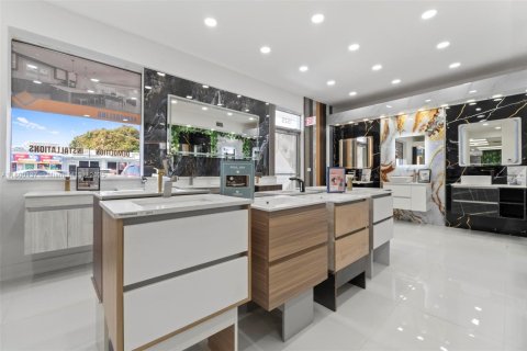 Commercial property in Hialeah, Florida № 1981825 - photo 24