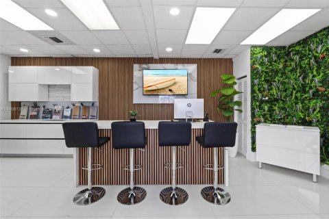 Commercial property in Hialeah, Florida № 1981825 - photo 4