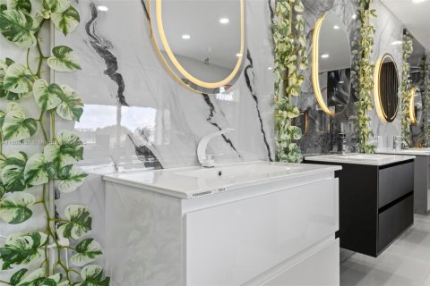 Commercial property in Hialeah, Florida № 1981825 - photo 15