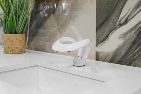 Commercial property in Hialeah, Florida № 1981825 - photo 25