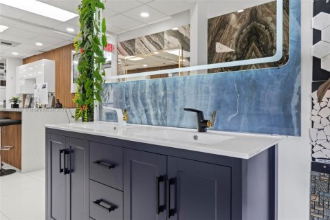 Commercial property in Hialeah, Florida № 1981825 - photo 16