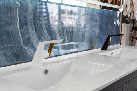 Commercial property in Hialeah, Florida № 1981825 - photo 26