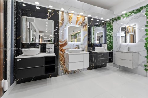 Commercial property in Hialeah, Florida № 1981825 - photo 21