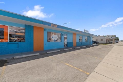 Commercial property in Hialeah, Florida № 1981825 - photo 2