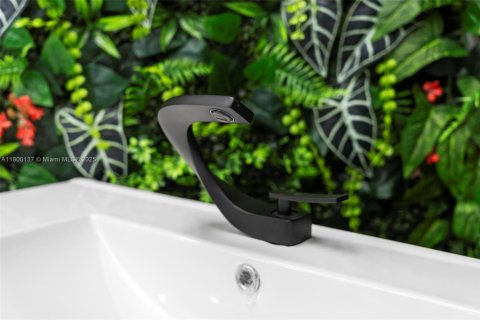 Commercial property in Hialeah, Florida № 1981825 - photo 27