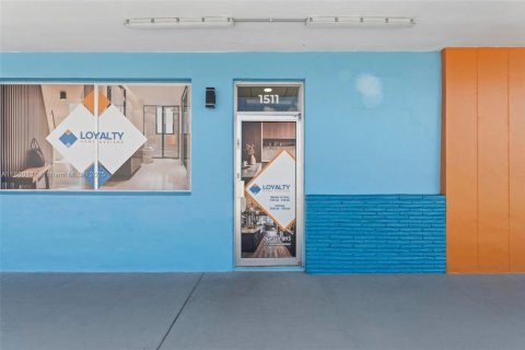 Commercial property in Hialeah, Florida № 1981825 - photo 1
