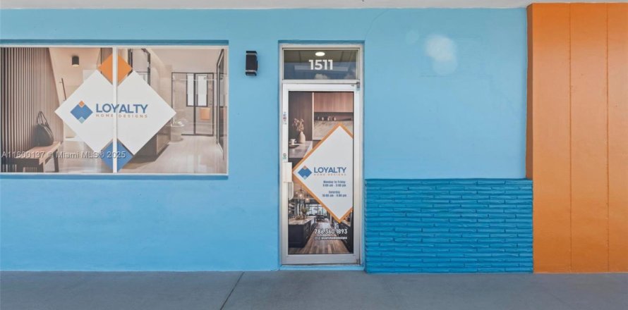 Commercial property in Hialeah, Florida № 1981825