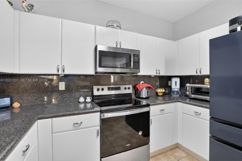 Condo in Plantation, Florida, 3 bedrooms № 2089626 - photo 15
