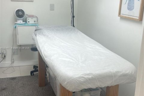 Купить коммерческую недвижимость в Норт-Майами-Бич, Флорида № 1983178 - фото 3